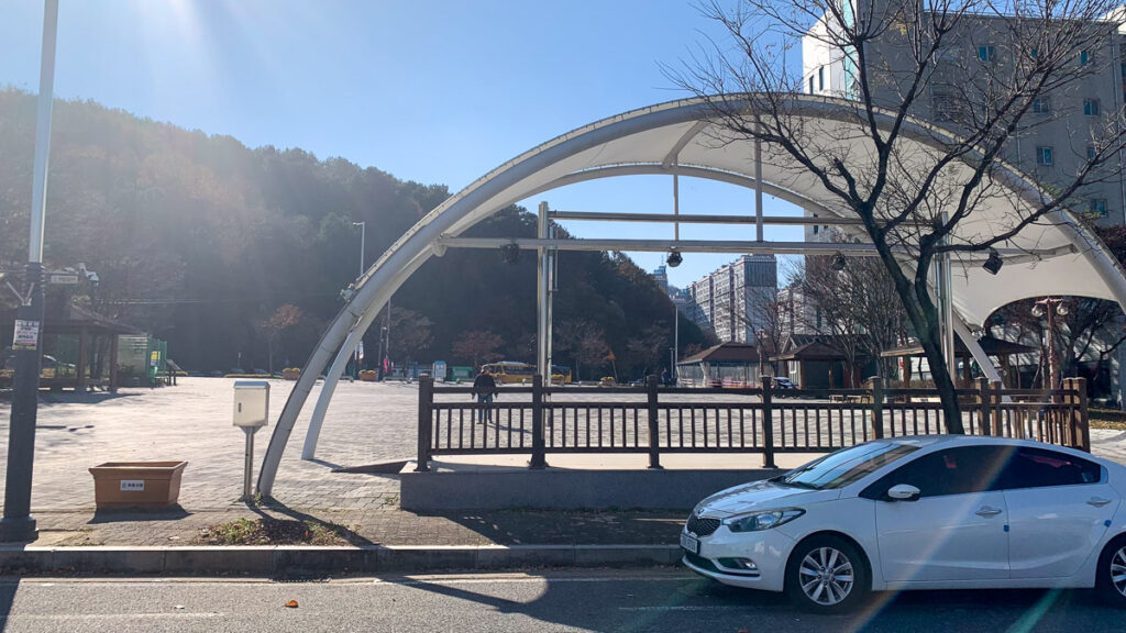 교회 부지 옆 광장